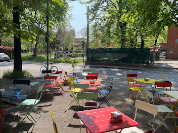 Il cortile con i tavoli